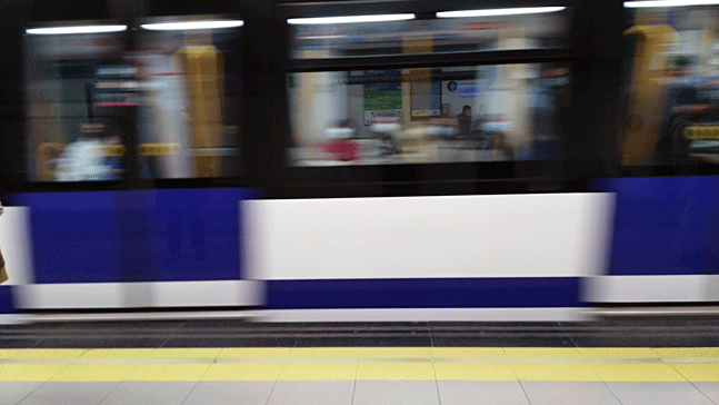 metro circulando, llegando estación